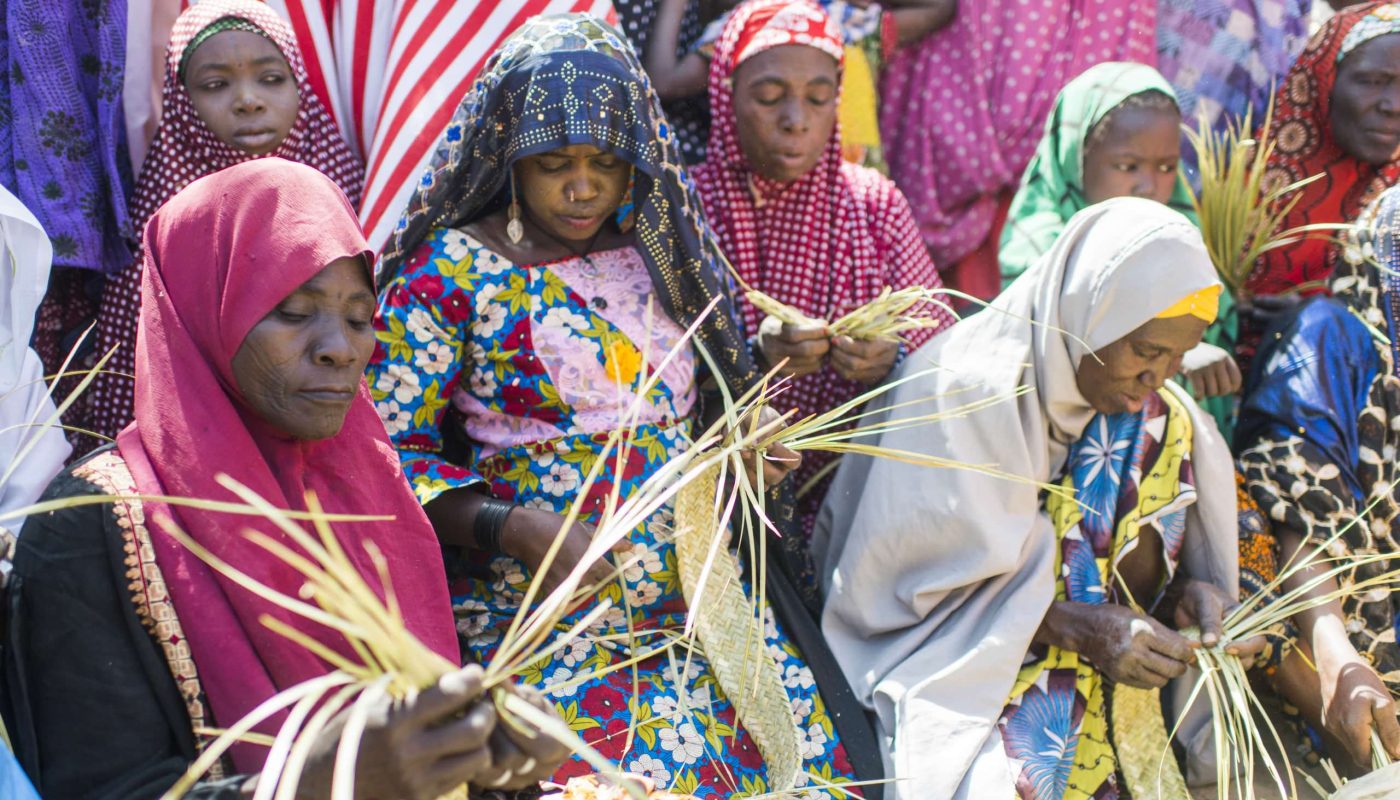 Nigerian refugees Zeinabu Issufa, 63, Soule Adiasa, 40, and Baki Sahadou, 45, weave straw mats in Chadakori “village of opportunity” near Maradi in southern Niger, where refugees are being relocated to ensure their safety and ease pressure on host communities in the border area. More than 13,000 refugees have arrived in Maradi since 1 January 2022. High Commissioner for Refugees Filippo Grandi visited the village during a mission to Niger in February 2022. ; Niger is situated in a geopolitically sensitive area linking the Sahara Desert with the Sahel, and West with Central Africa. The country has become a major hub for mixed movements northwards to Libya, Algeria and the Mediterranean while at the same time witnessing an increasing number of people fleeing from
Nigerien territory.