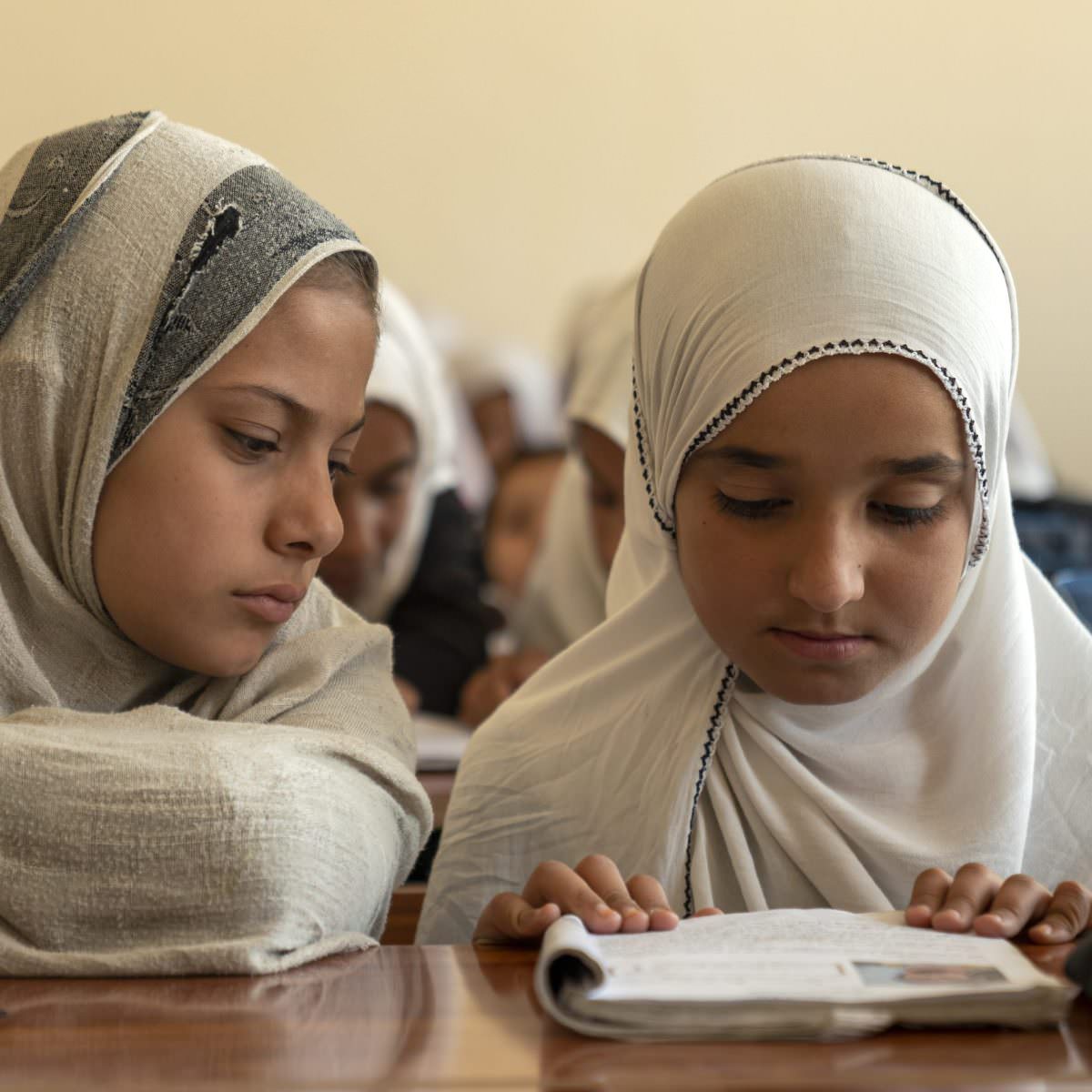 Girls attend class at Lower Sheikh Mesri high school in Jalalabad, Afghanistan. Volunteer teachers, engaged in the UNHCR-supported ‘Learning through Volunteerism: Female Volunteering and Mentorship’ pilot project, teach the young students. As girls above Year 6 cannot now go to school in Afghanistan, the premises are used for boys only from Year 7 and above in the afternoon. ; Director of External Relations Dominique Hyde visited Afghanistan during a mission to the country in November 2022. UNHCR is targeting support towards 80 Priority Areas of Return and Reintegration, which are home to more than 19 million people. These areas comprise the country’s five main cities, including Jalalabad, plus 75 districts. UNHCR is providing schools, health centres, water projects and roads, and supporting livelihoods projects to help make returns more durable and mitigate future displacements by ensuring localities are more resilient.